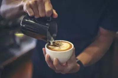 close-up-hands-barista-make-latte-coffee-art-paint_1150-12161-e1592320394629-min